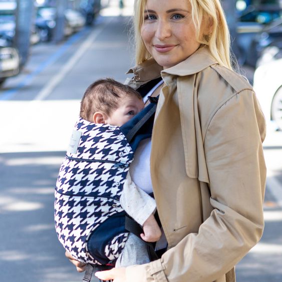 manduca Babytrage First für Neugeborene ab 3,5 kg - 20 kg mit 3 Tragepositionen aus 100% Bio-Baumwolle - Bellybutton - PepitaNavy