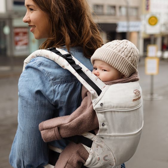 manduca Babytrage First für Neugeborene ab 3,5 kg - 20 kg mit 3 Tragepositionen aus 100% Bio-Baumwolle - RainbowDay - Sand Print