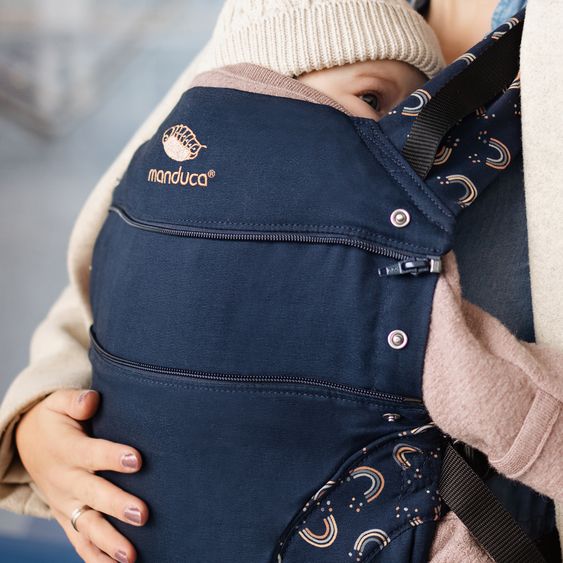 manduca Babytrage First für Neugeborene ab 3,5 kg - 20 kg mit 3 Tragepositionen aus 100% Bio-Baumwolle - RainbowNight - Navy Print