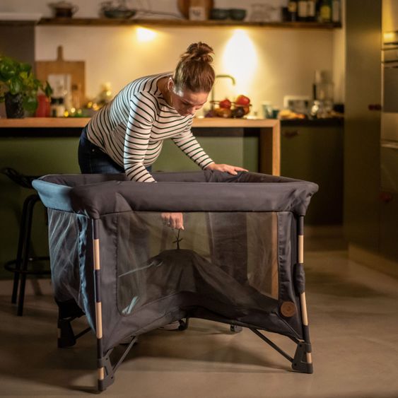 Maxi-Cosi 3 in 1 Reisebett Swift Reisebett, Beistellbett, Laufstall mit Matratze & Tragetasche nur 7 kg - Beyond Graphite