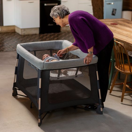 Maxi-Cosi 3 in 1 Reisebett Swift Reisebett, Beistellbett, Laufstall mit Matratze & Tragetasche nur 7 kg - Beyond Graphite