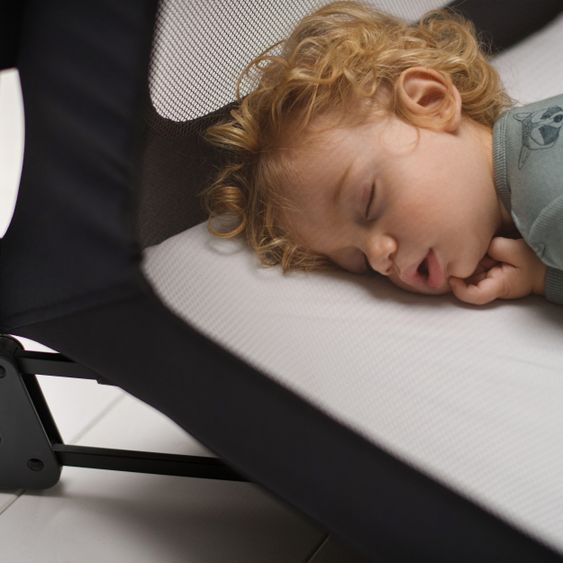 Maxi-Cosi 3 in 1 Reisebett Swift Reisebett, Beistellbett, Laufstall mit Matratze & Tragetasche nur 7 kg - Beyond Graphite