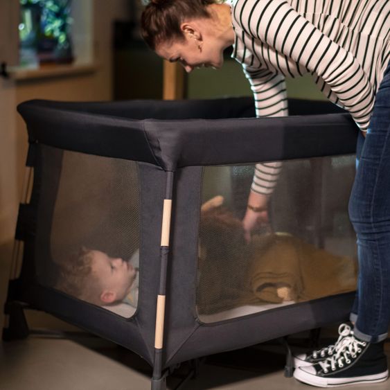 Maxi-Cosi 3 in 1 Reisebett Swift Reisebett, Beistellbett, Laufstall mit Matratze & Tragetasche nur 7 kg - Beyond Graphite