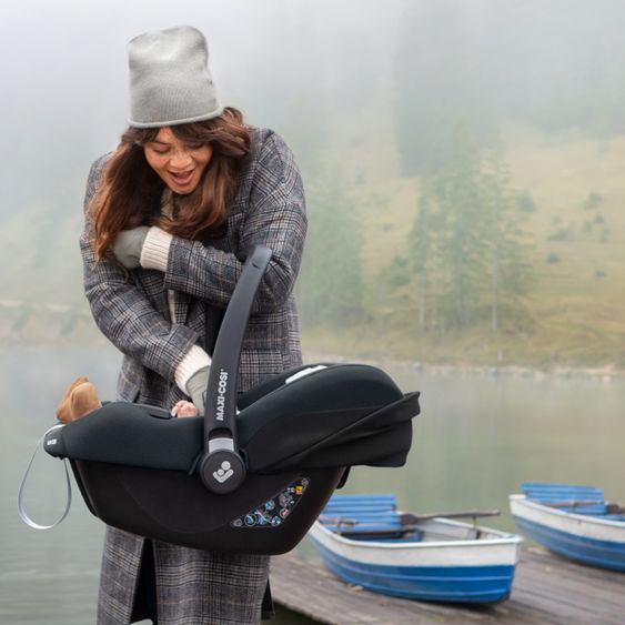 Maxi-Cosi Babyschale CabrioFix i-Size ab Geburt-12 Monate (40-75 cm) inkl. i-Size Base, Fußsack & Schnullerbox - Essential Graphite