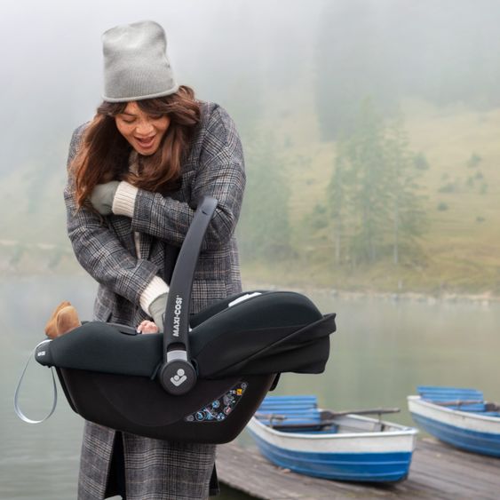 Maxi-Cosi Babyschale CabrioFix i-Size ab Geburt - 12 Monate (40-75 cm) inkl. Autositz-Schutzunterlage - Essential Graphite