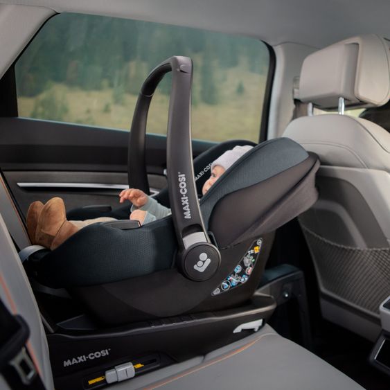 Maxi-Cosi Babyschalen-Set CabrioFix i-Size ab Geburt-12 Monate (40-75 cm) i-Size Base, Polsterschutz,Sommerbezug - Essential Graphite