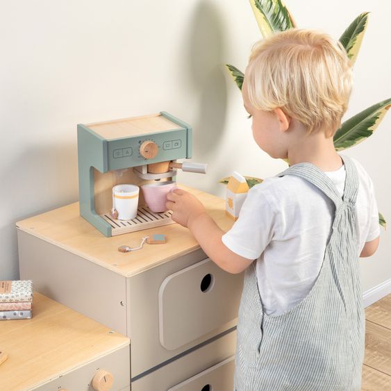 MUSTERKIND 12-tlg. Kaffeemaschine Coffea mit Kaffee-Pads, Becher, Teebeutel, Milchpackung, & Keksdose mit Keks - Salbei / Natur