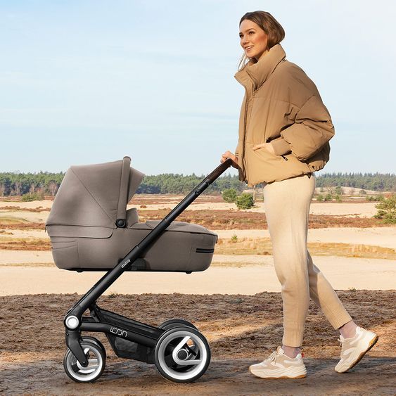 Mutsy Icon Black Handle Brown Passeggino combinato con navicella, sedile sportivo e pacchetto accessori XXL - Leisure Fjord