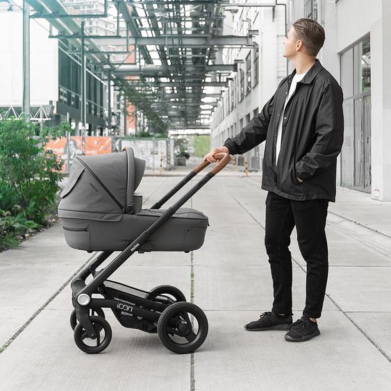 Mutsy Kombi-Kinderwagen Icon Silber Griff Cognac inkl. Babywanne, Sportsitz & XXL Zubehörpaket - Balance Edition Granite