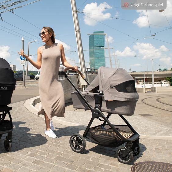 Nuna 2in1 Kombi-Kinderwagen-Set SWIV bis 22 kg mit Babywanne, Adapter, Transporttasche, Getränkehalter, Regenschutz & Spieltier - Biscotti