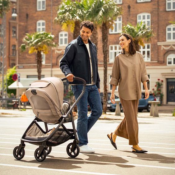 Nuna 2in1 Kombi-Kinderwagen-Set SWIV bis 22 kg mit Babywanne, Adapter, Transporttasche, Getränkehalter, Regenschutz & Spieltier - Biscotti