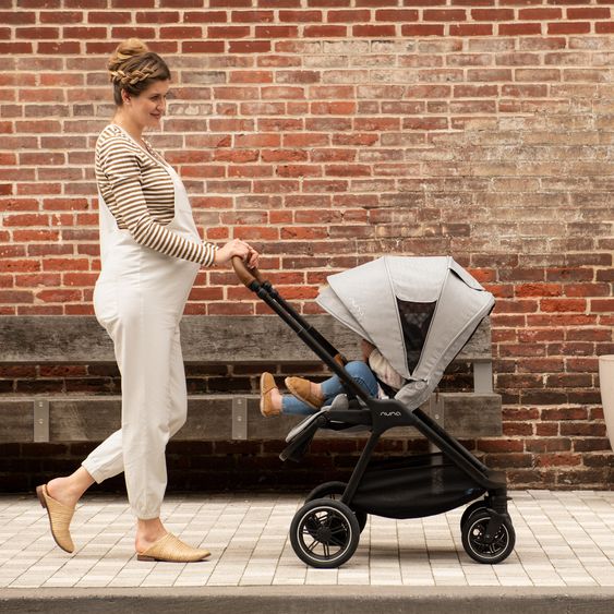 Nuna 2in1 Kombi-Kinderwagen-Set TRIV next bis 22 kg mit Babywanne, Adapter, Regenschutz & Spieltier - Biscotti