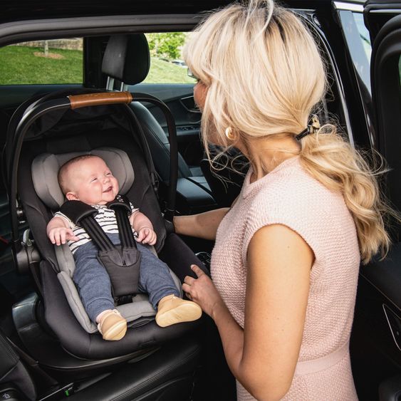 Nuna Infant car seat ARRA next incl. base next from birth up to 13 kg (40 cm - 85 cm) incl. seat reducer, sun canopy, padded protection, play animal only 3.5 kg - Caviar