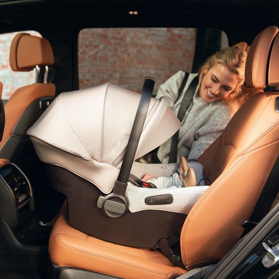 Nuna Babyschale PIPA urbn R 129 ab Geburt bis 13 kg (40 cm - 75 cm) mit Isofix inkl. Sitzverkleinerer & Sonnenverdeck nur 3,3 kg - Cedar