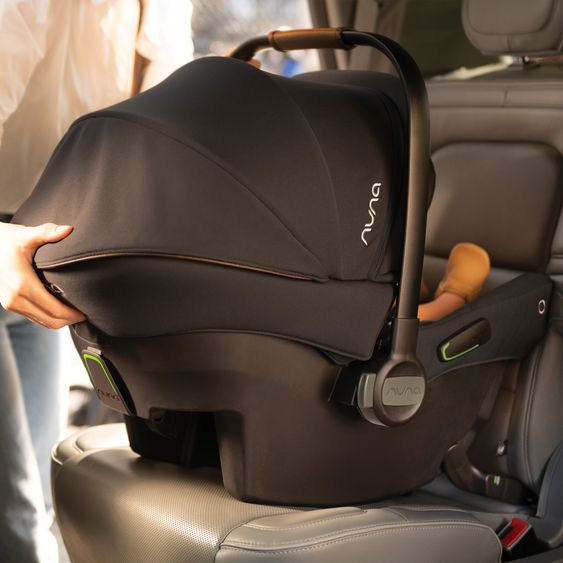 Nuna Babyschale PIPA urbn R129 ab Geburt bis 13 kg (40 cm - 75 cm) inkl. Sitzverkleinerer & Sonnenverdeck nur 3,3 kg mit Isofix - Caviar