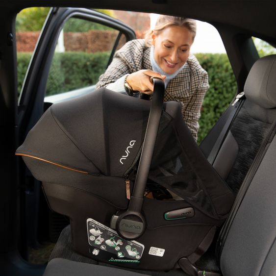 Nuna Babyschale PIPA urbn R129 ab Geburt bis 13 kg (40 cm - 75 cm) inkl. Sitzverkleinerer & Sonnenverdeck nur 3,3 kg mit Isofix - Caviar