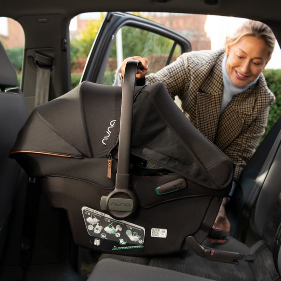 Nuna Babyschale PIPA urbn R129 ab Geburt bis 13 kg (40 cm - 75 cm) inkl. Sitzverkleinerer & Sonnenverdeck nur 3,3 kg mit Isofix - Caviar
