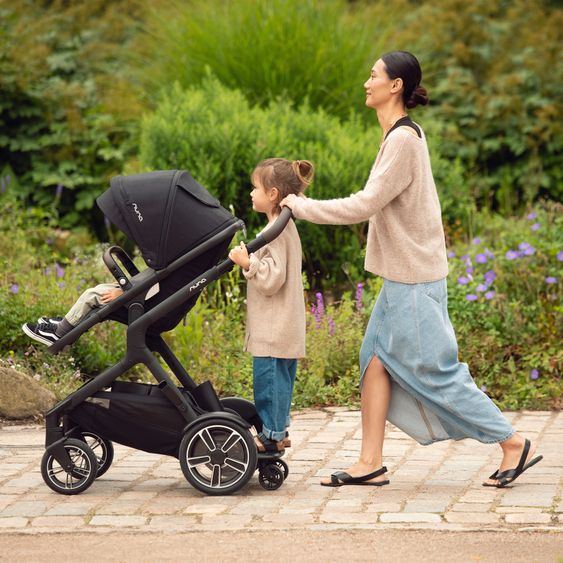 Nuna Buggy e Passeggino sportivo DEMI next bis 22 kg con Rider Board, chiusura magnetica della cintura, sedile Allwetter reversibile, maniglione regolabile in altezza, protezione visiva integrata incl. adattatore e copertura antipioggia - Caviar