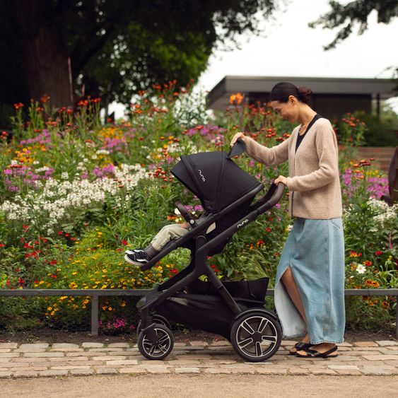 Nuna Buggy e Passeggino sportivo DEMI next bis 22 kg con Rider Board, chiusura magnetica della cintura, sedile Allwetter reversibile, maniglione regolabile in altezza, protezione visiva integrata incl. adattatore e copertura antipioggia - Caviar