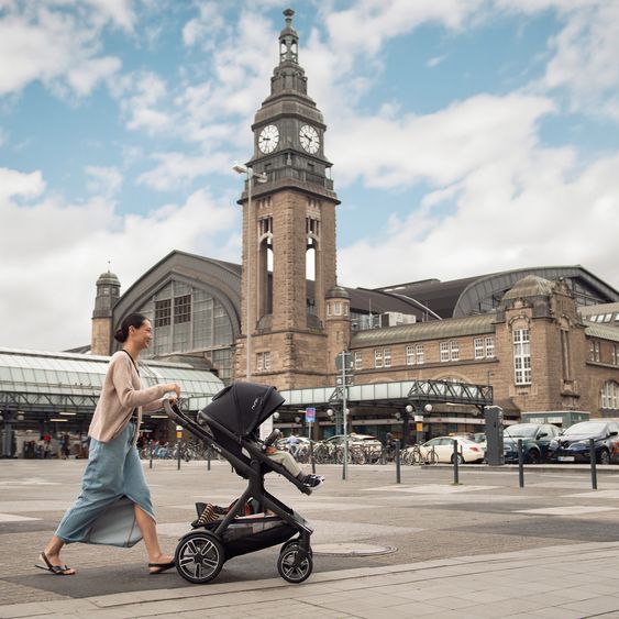 Nuna Buggy e Passeggino sportivo DEMI next bis 22 kg con Rider Board, chiusura magnetica della cintura, sedile Allwetter reversibile, maniglione regolabile in altezza, protezione visiva integrata incl. adattatore e copertura antipioggia - Caviar