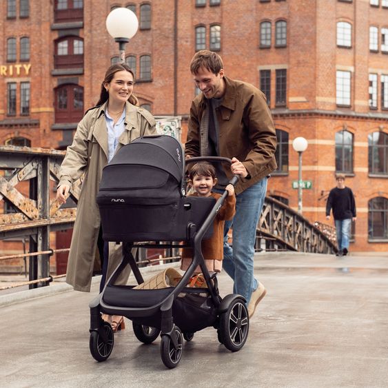 Nuna Buggy e Passeggino sportivo DEMI next bis 22 kg con Rider Board, chiusura magnetica della cintura, sedile Allwetter reversibile, maniglione regolabile in altezza, protezione visiva integrata incl. adattatore e copertura antipioggia - Caviar