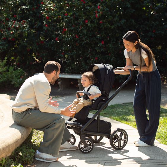 Nuna Buggy & Sportwagen MIXX next bis 22 kg mit magnetischem Gurtverschluss, umsetzbarem Allwettersitz, höhenverstellbarem Schieber, integrierter Sichtschutz inkl. Adapter, Kniedecke & Regenschutz - Caviar