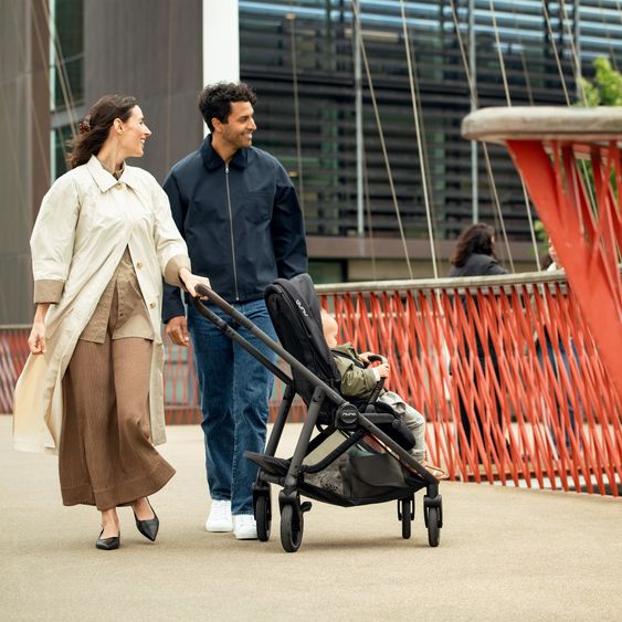 Nuna Passeggino Swiv fino a 22 kg con cintura magnetica, sedile sportivo convertibile, maniglione regolabile in altezza, adattatore incluso, borsa per il trasporto, portabicchieri e parapioggia - Caviar