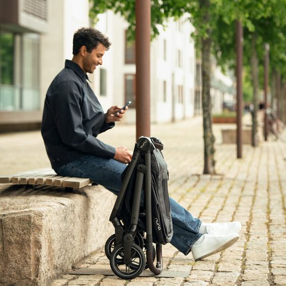 Nuna Passeggino Swiv fino a 22 kg con cintura magnetica, sedile sportivo convertibile, maniglione regolabile in altezza, adattatore incluso, borsa per il trasporto, portabicchieri e parapioggia - Caviar