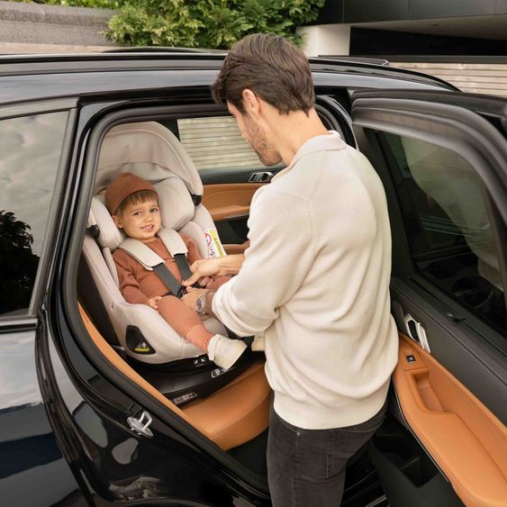 Nuna Reboarder Car Seat PRUU Aire i-Size 360° rotatable from birth to 4 years (40 cm - 105 cm) incl. base station & seat reducer - Biscotti