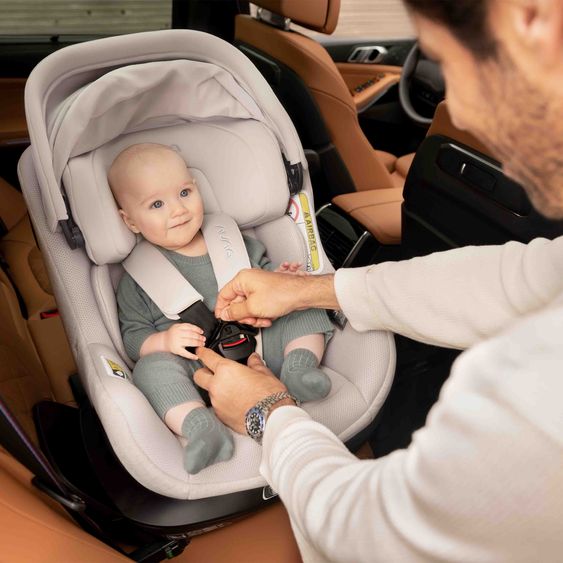 Nuna Reboarder Car Seat PRUU Aire i-Size 360° rotatable from birth to 4 years (40 cm - 105 cm) incl. base station & seat reducer - Biscotti