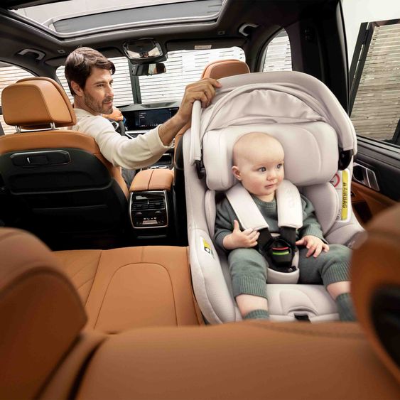 Nuna Reboarder Car Seat PRUU Aire i-Size 360° rotatable from birth to 4 years (40 cm - 105 cm) incl. base station & seat reducer - Biscotti
