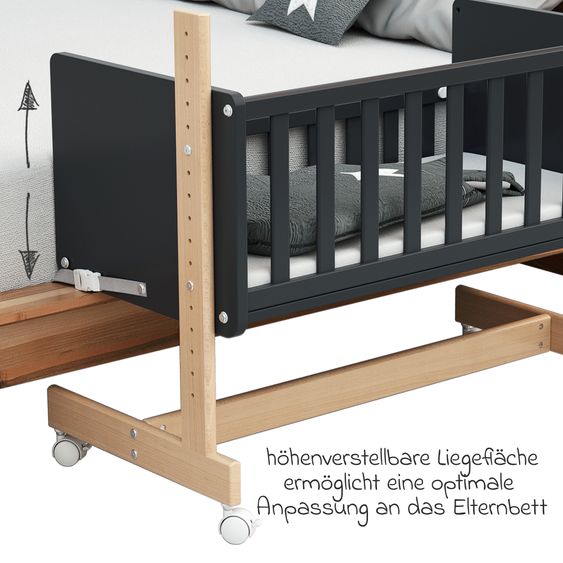 Osann Beistell- und Multifunktionsbett 5in1 mit Rollen inkl. Matratze - Bett, Sitzbank, Stubenwagen, Schreibtisch & Spielzeugtruhe in einem - Natur-Graphit