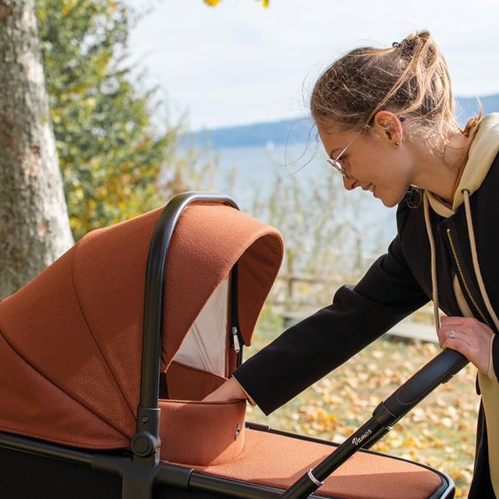 Osann Kombi-Kinderwagen Vamos bis 22 kg belastbar mit Luftreifen, Teleskopschieber, umsetzbare Sitzeinheit, Babywanne mit Matratze, Insektenschutz & Regenschutz - Caramel