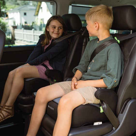 Osann Seggiolino di rialzo Junior Isofix Gurtfix i-Size da 7 anni a 12 anni (126 cm - 150 cm) solo 3,3 kg - Nero