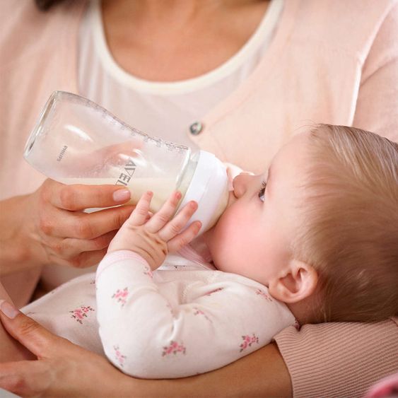 Philips Avent Set di biberon in vetro premium 11 pezzi - 6x biberon + spazzola per biberon + porzionatore di latte in polvere + 3x panni per il rigurgito