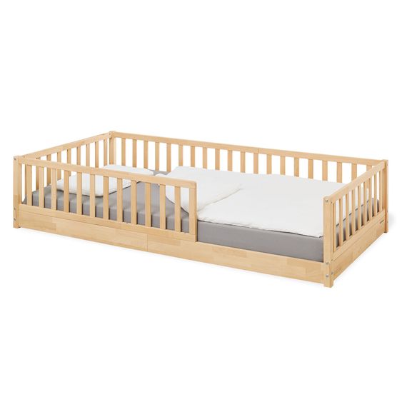 https://media.babyartikel.de/pinolino-bodenbett-elvi-mit-abnehmbarem-rausfallschutz-inkl-rolllattenrost-mit-federleisten-90-x-200-cm-natur-112001bt-d0.png?preset=large