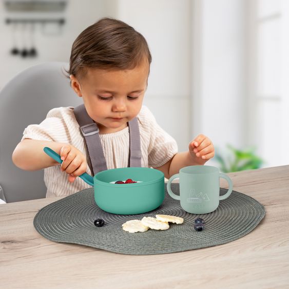 Reer Set di stoviglie in silicone 4 pz. 1x Piatto, 1x Ciotola, 1x Bicchiere, 1x Cucchiaio per cibi caldi & freddi - Escavatore - Verde