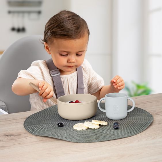 Reer Set di stoviglie in silicone 4 pz. 1x Piatto, 1x Ciotola, 1x Bicchiere, 1x Cucchiaio per cibi caldi & freddi - Löwe - Beige