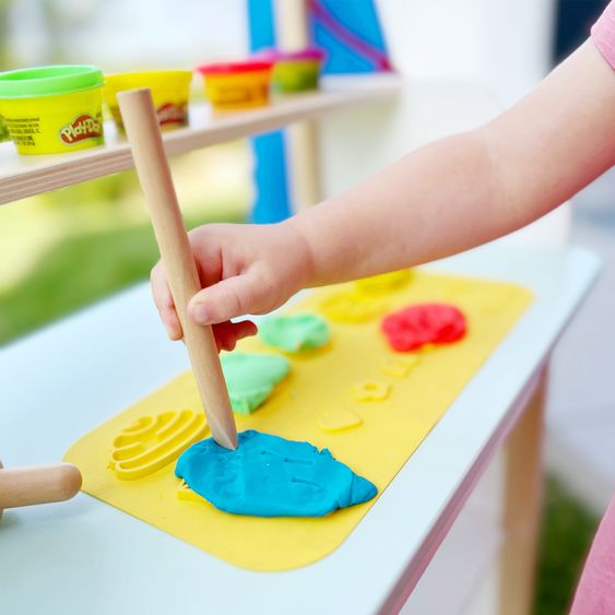 Roba 12-tlg. Nachhaltiges Spielset Roba + Play-Doh mit Bastelmatte 14,5 x 30 cm, Schürze, Box, 6 Dosen Knetmasse, Teigrolle, Pizzaschneider & Modelierwerkzeug