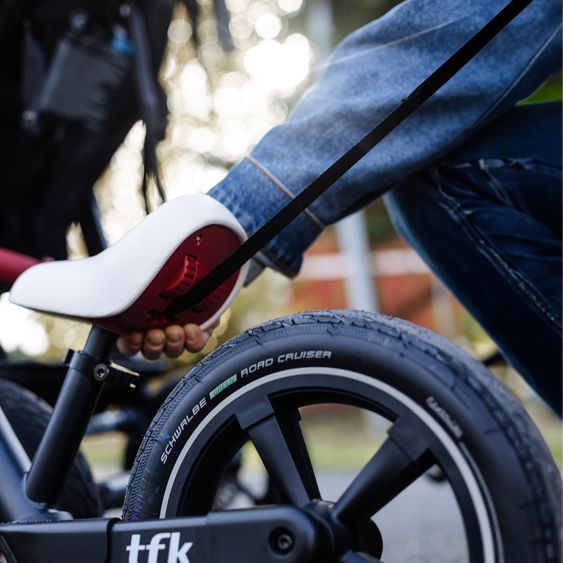 TFK Laufrad Balance Bike mit Luftreifen, Trageschlaufe & verstellbarem Sattel - Rot