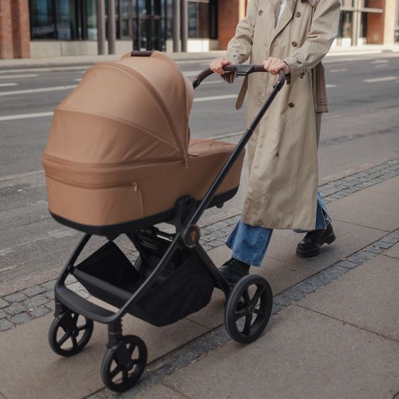 Venicci Passeggino Claro 2in1 fino a 22 kg con navicella, sedile sportivo, maniglione telescopico, posizione reclinabile, incluso parapioggia, coprigambe, catena per ciucci, carillon, gioco da afferrare e borsa fasciatoio - Caramello