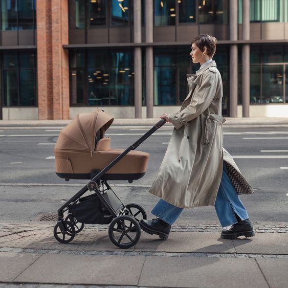 Venicci 2in1 Kombi-Kinderwagen Claro bis 22 kg mit Babywanne, Sportsitz, Teleskopschieber, Liegeposition inkl. Regenschutz, Beindecke & Wickeltasche mit Wickeunterlage - Caramel