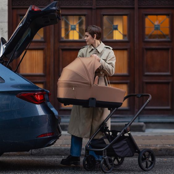 Venicci 2in1 Kombi-Kinderwagen Claro bis 22 kg mit Babywanne, Sportsitz, Teleskopschieber, Liegeposition inkl. Regenschutz, Beindecke & Wickeltasche mit Wickeunterlage - Caramel