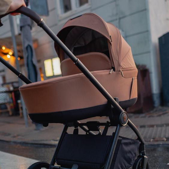 Venicci 2in1 Kombi-Kinderwagen Claro bis 22 kg mit Babywanne, Sportsitz, Teleskopschieber, Liegeposition inkl. Regenschutz, Beindecke & Wickeltasche mit Wickeunterlage - Caramel