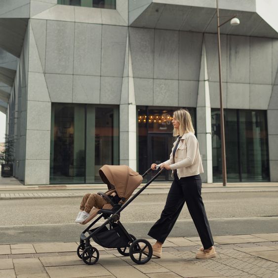 Venicci 2in1 Kombi-Kinderwagen Claro bis 22 kg mit Babywanne, Sportsitz, Teleskopschieber, Liegeposition inkl. Regenschutz, Beindecke & Wickeltasche mit Wickeunterlage - Caramel