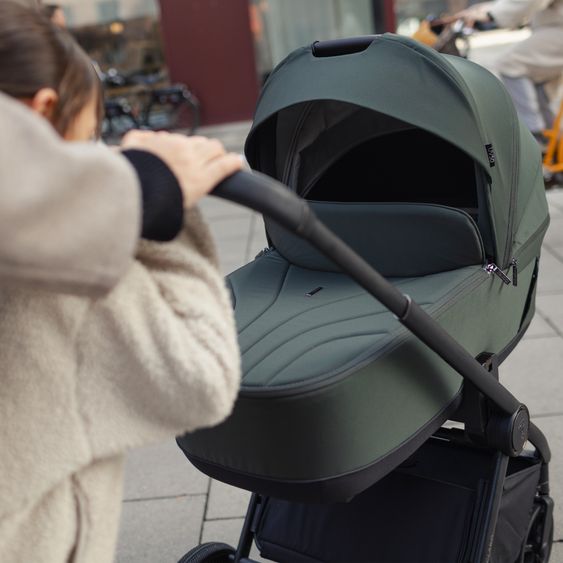 Venicci 2in1 Kombi-Kinderwagen Claro bis 22 kg mit Babywanne, Sportsitz, Teleskopschieber, Liegeposition inkl. Regenschutz, Beindecke & Wickeltasche mit Wickeunterlage - Forest