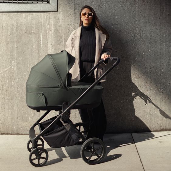 Venicci 2in1 Kombi-Kinderwagen Claro bis 22 kg mit Babywanne, Sportsitz, Teleskopschieber, Liegeposition inkl. Regenschutz, Beindecke & Wickeltasche mit Wickeunterlage - Forest