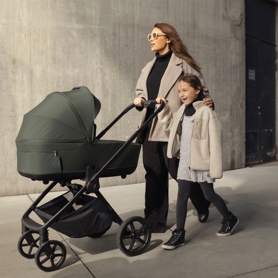 Venicci 2in1 Kombi-Kinderwagen Claro bis 22 kg mit Babywanne, Sportsitz, Teleskopschieber, Liegeposition inkl. Regenschutz, Beindecke & Wickeltasche mit Wickeunterlage - Forest