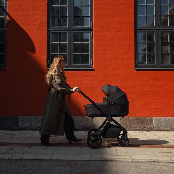 Venicci 2in1 Kombi-Kinderwagen Claro bis 22 kg mit Babywanne, Sportsitz, Teleskopschieber, Liegeposition inkl. Regenschutz, Beindecke & Wickeltasche mit Wickeunterlage - Forest