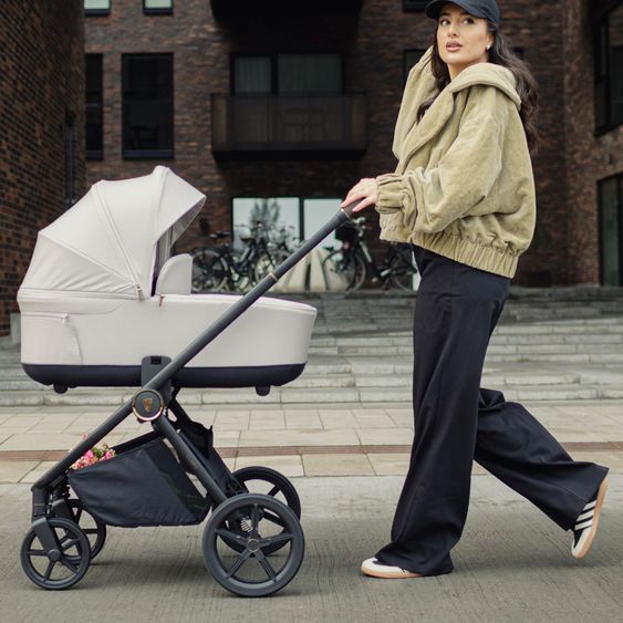 Venicci 2in1 Kombi-Kinderwagen Claro bis 22 kg mit Babywanne, Sportsitz, Teleskopschieber, Liegeposition inkl. Regenschutz, Beindecke & Wickeltasche mit Wickeunterlage - Vanilla